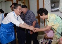 어르신들에게 인사하는 문재인 대표 | 연합뉴스