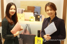 롯데백화점, 빈폴 액세서리와 카카오프렌즈의 콜라보 상품 출시 | 연합뉴스