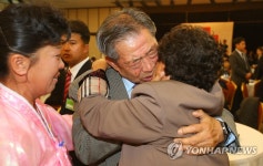 <이산상봉> 오빠와 포옹 | 연합뉴스