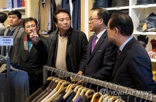 대화하는 개성공단상회협동조합 관계자들 | 연합뉴스