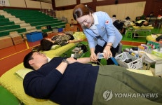 헌혈하는 동대문구청 직원 | 연합뉴스