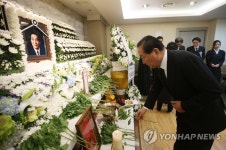 헌화하는 서청원 | 연합뉴스