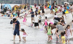 북적이는 물빛광장 | 연합뉴스