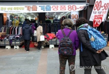 큰 세일에도 썰렁한 의류매장 | 연합뉴스