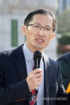 입장 밝히는 약촌오거리 살인사건 변호인 | 연합뉴스