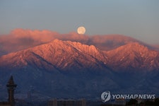 붉은 설산과 하얀 달 | 연합뉴스