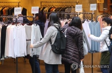 활짝 열린 봄옷 매장 | 연합뉴스