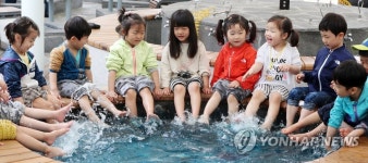 온천수에 발 담그고 첨벙 | 연합뉴스