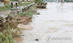 폭우 그치며 모습 드러낸 탄천 공영주차장 | 연합뉴스