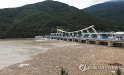 팔당댐 뒤덮은 쓰레기 | 연합뉴스