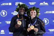 월계관 쓴 뉴욕마라톤 남녀 우승자 | 연합뉴스