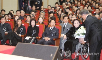 문 대통령, 손명순 여사에게 인사 | 연합뉴스