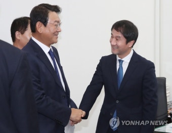 악수하는 김교흥 사무총장-한병도 정무수석 | 연합뉴스