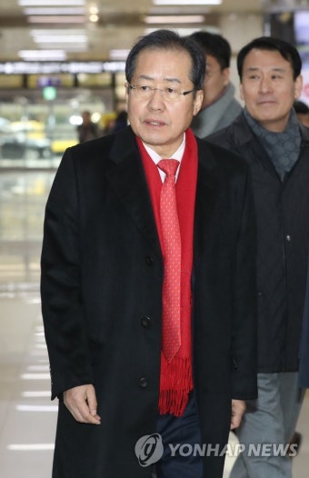 일본에서 귀국하는 홍준표 | 연합뉴스