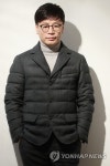 포즈 취하는 김용화 감독 | 연합뉴스