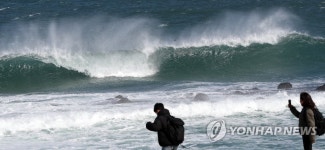 거센 바람과 강한 파도 치는 바다 | 연합뉴스