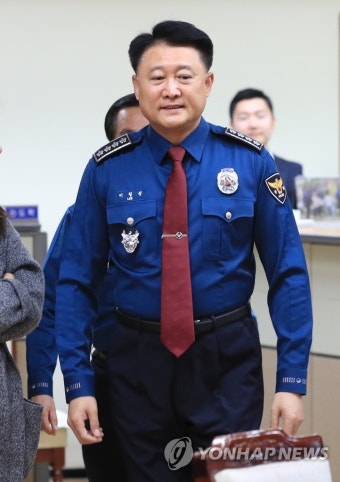 회의장 들어서는 이철성 경찰청장 | 연합뉴스
