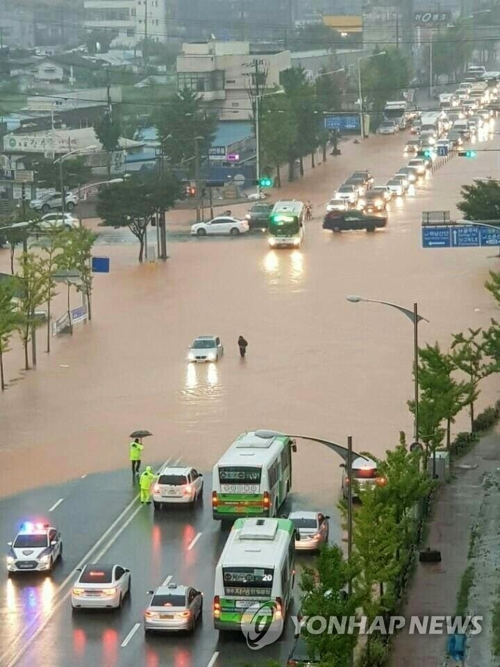 극한 호우로 광주와 전남 강타, 수해 피해 속출! 호우특보 확대, 안전에 유의해야