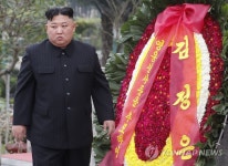 베트남 전쟁영웅·열사 기념비 헌화하는 김정은 | 연합뉴스