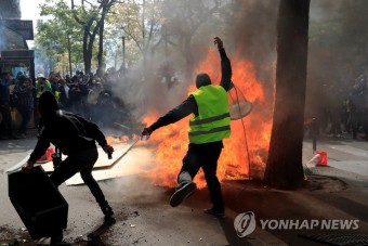 경찰 향해 불 지르는 프랑스 노동절 시위대 | 연합뉴스