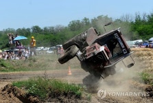 ′숨겨진 질주 본능′…러시아 트랙터 레이싱 대회 | 연합뉴스