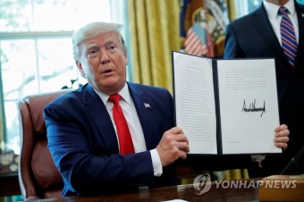 대이란 추가제재 행정명령 보여주는 트럼프 | 연합뉴스
