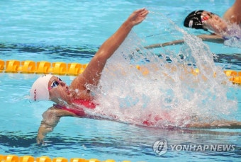 세계기록 보유자의 역영 | 연합뉴스