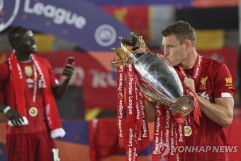 EPL 우승 트로피에 입 맞추는 리버풀의 밀너 | 연합뉴스