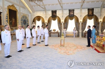 국왕 앞에서 취임 선서하는 태국 총리와 신임 각료들 | 연합뉴스