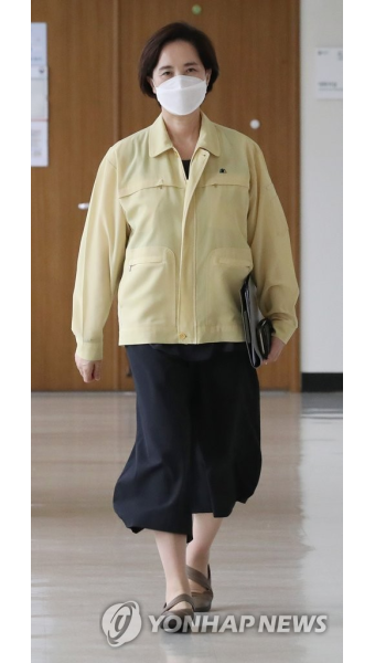 무거운 표정으로 이동하는 유은혜 부총리 | 연합뉴스