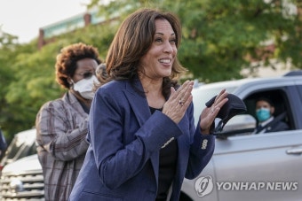 '경합주' 위스콘신에서 지지자들과 인사하는 해리스 | 연합뉴스