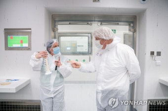 AZ 백신공장 방문한 존슨 총리 