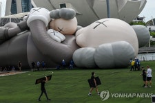 싱가포르 마리나베이서 휴식하는 카우스 컴패니언 | 연합뉴스