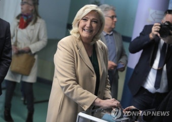 프랑스 대선 1차 투표하는 르펜 국민연합 후보 | 연합뉴스