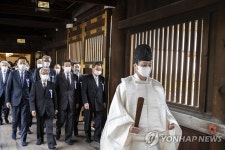 야스쿠니신사 집단 참배하는 일본 국회의원들 | 연합뉴스