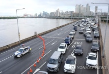 ′험난한 출근길′…폭우 교통통제 여파로 정체빚는 도로 | 연합뉴스