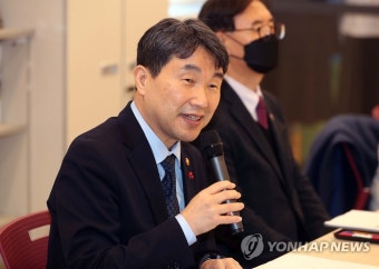 [동정] 이주호 부총리, 인공지능 교육 선도학교 방문 | 연합뉴스