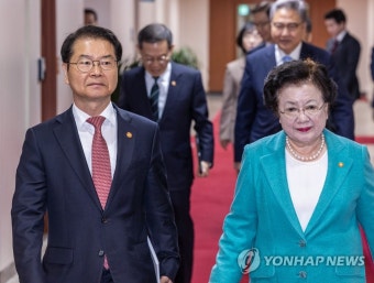 국무회의 입장하는 이정식 고용노동부 장관과 이배용 국가교육위원장 | 연합뉴스