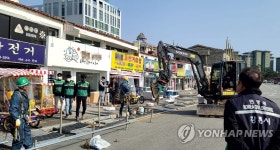 붕괴위험 강릉 경포 진안상가…철거하기 위한 안전펜스 설치 | 연합뉴스