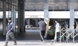 손님 맞을 준비하는 대전 현대프리미엄아울렛 | 연합뉴스