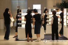 붐비는 현대프리미엄아울렛 대전점 | 연합뉴스