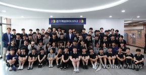 경기게임마이스터고 학생들과 기념촬영 하는 윤석열 대통령 | 연합뉴스