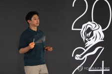 나노 쿨링 필름 샘플 선보이는 이민재 책임연구원 | 연합뉴스