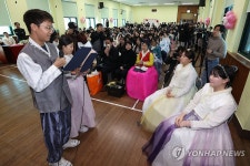 너도나도 알록달록…서울 재동초, 이색 한복 졸업식 | 연합뉴스