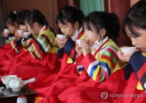 다도는 이렇게…동래향교 인성·예절 체험교실 참가한 어린이들 | 연합뉴스