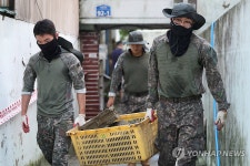 한마음으로 침수 피해 복구 돕는 자원봉사자들 | 연합뉴스
