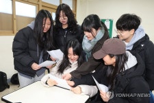 내 수능 점수는…성적표 확인하는 수험생들 | 연합뉴스