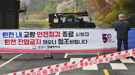 팬들 환호 받으며 등장한 양조위 | 연합뉴스
