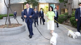 윤대통령 퍼스트독 배웅받으며 출근…소감 묻자 일해야죠 | 연합뉴스