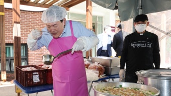 윤대통령, 연휴 첫 날 배식봉사…직접 끓인 김치찌개 대접 | 연합뉴스